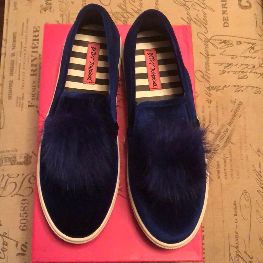 Betsy Johnson slip on shoe